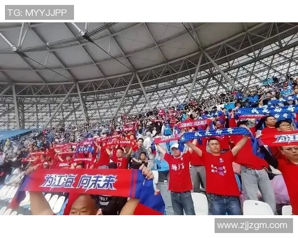 足球明星颠卷纸挑战赛引发热潮球迷纷纷模仿展现创意与技巧 足球明星颠卷纸挑战赛引发热潮球迷纷纷模仿展现创意与技巧